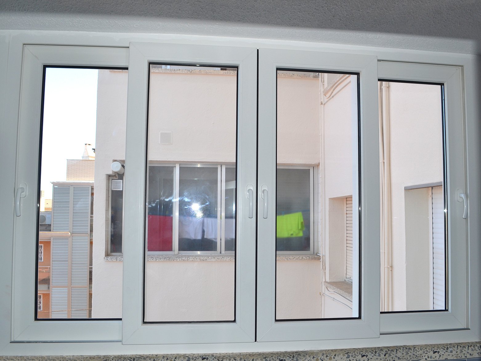 Окно ПВХ REHAU раздвижное с хорошей теплоизоляцией установленное в Барселоне цвет белый